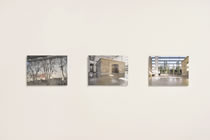 Sans titre (Museo dell’Ara Pacis, Rome), 
                trois photographies du musée présentées conjointement, tirage Vivera, 23 x 30 cm chaque, Mars 2013