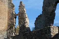 Anamnèse, grilles dans les ruines du château Cathare
