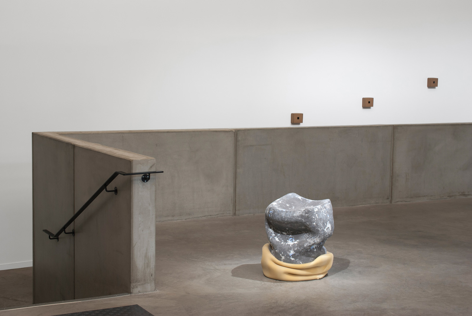 Au premier plan : Assemblage plâtre et mousse, Pierre Feller, à l'arrière plan : Pente douce, Axelle Glé